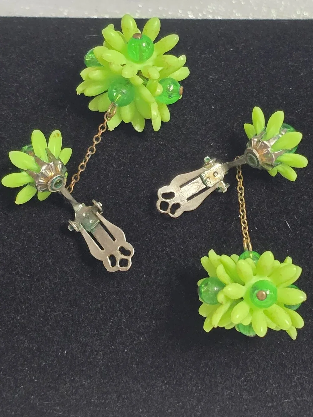 Vintage 60s Neon Green Floral Daisy Dangle Clip-On Kitschy Earrings - Picture 9 of 12